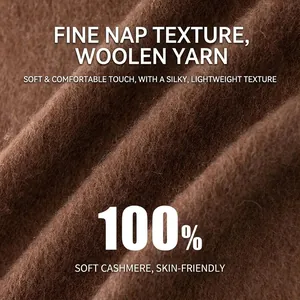 Détail macro d'une écharpe en 100% cachemire marron montrant sa texture de laine douce et délicate