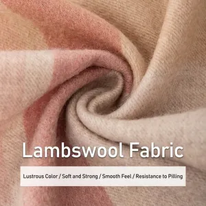Detailansicht eines weichen rosa Schals aus hochwertigem 100 % Lammwollmaterial