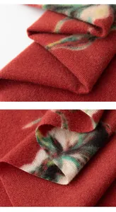 Primer plano de bufanda de imitación de cachemira rojo vino con elegantes flores