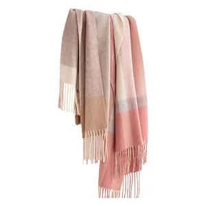 Eleganter Schal aus 100% Lammwolle mit rosa Karomuster und Fransen für den Winter.