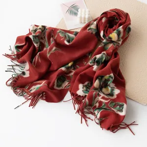 Elegante chal de imitación cachemira rojo vino con estampado floral vintage y flecos