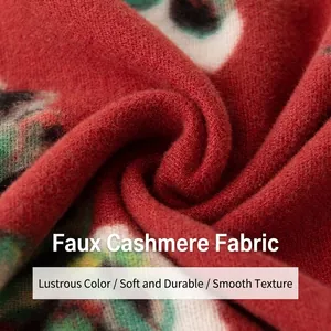 Primer plano de bufanda de cachemira sintética rojo Ancora con textura suave y flores