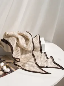 Detalle de bufanda de seda y lana con lunares para mujer