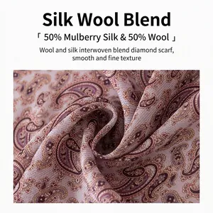 Eleganter Schal aus Maulbeerseide und Wolle mit violettem Paisleymuster und weicher Textur