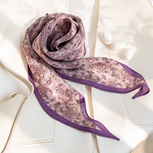 Eleganter schmaler Schal aus Seide und Wolle mit violettem Paisley-Blumenmuster auf Beige.