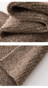 Gros plan d'une écharpe en laine marron montrant une texture épaisse.