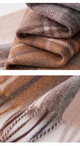 Vista macro de la suave textura de lana y los flecos de la bufanda a cuadros para invierno