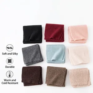 Collection d'écharpes en laine unies déclinée en neuf couleurs élégantes et variées
