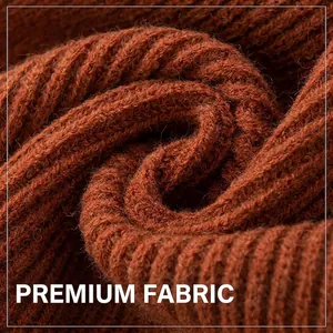 Detailansicht eines weichen braunen Strickschals mit hochwertiger gerippter Textur