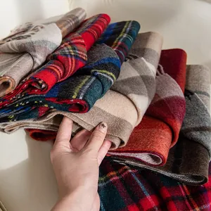 Bufandas de lana a cuadros con borlas suaves para una calidez invernal elegante y cómoda