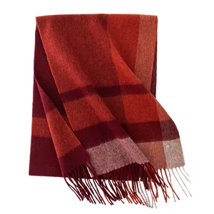 Bufanda clásica de lana a cuadros rojos y naranjas con flecos para el calor del invierno.
