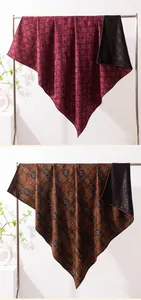 Vue détaillée de châles en soie de mûrier Xiangyunsha avec jacquard double face sophistiqué.