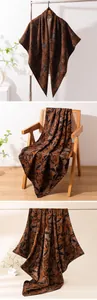 Vue détaillée d'un châle de luxe en soie jacquard double face aux motifs floraux rétro