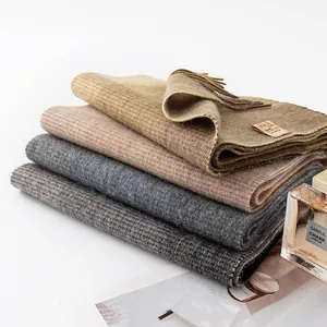 Hochwertiger Wollschal und großes Tuch im Maillard-Stil mit Blockfarben für den Winter