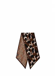 Vista detallada de un pañuelo fino de mezcla de seda y lana con elegante estampado de leopardo