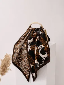Primer plano de una bufanda de seda y lana con estampado de leopardo, 30% seda y 70% lana