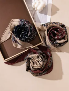 Detalle de bufandas vintage de seda y lana dobladas en hermosas formas de rosas.