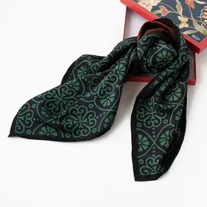 Elegante moerbeizijden sjaal in retro Chinese stijl met groen jacquardpatroon in een doos