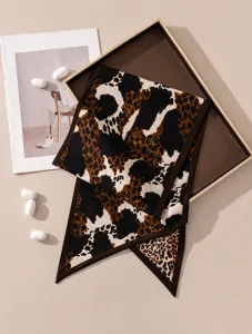 Detalle del estampado de leopardo en la bufanda de seda y lana