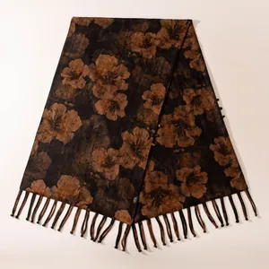 Elegante scialle in seta Xiangyun a fiori scuri con nappe fatte a mano e bottoni.
