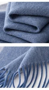 Vista macro de la textura de la bufanda de lana azul y detalles de flecos