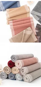 Primer plano de bufandas de lana enrolladas con borlas en varios colores y textura suave