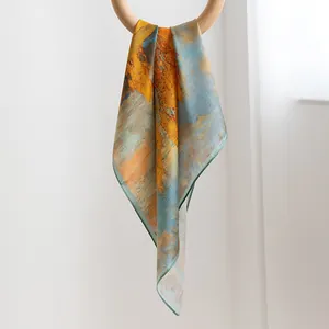 Gelber Seidenschal mit abstraktem Kunstdruck am Holzring für modische Accessoires.