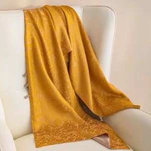 Luxuriöser gelber Seidenschal mit Blumen-Jacquard-Muster auf einem weißen Stuhl