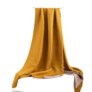 Luxuriöser Seidenschal aus Maulbeerseide mit gelbem Blumenmuster elegant aufgehängt
