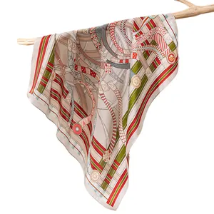 Eleganter Maulbeerseiden-Schal mit nautischem Ankerkettendruck in Rot und Grün.