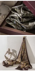 Detalle de bufanda de seda para hombre con estampado de cachemira y caja de regalo