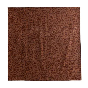 Écharpe en soie de mûrier marron avec des motifs de peintures rupestres