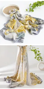 Detailansicht eines eleganten Seidenschals mit gelbem Sonnenblumen-Ölgemälde-Druck.
