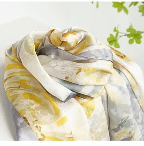 Detailansicht eines Schals aus reiner Seide mit elegantem gelben und grauen Blumen-Ölgemälde-Druck.