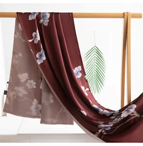 Eleganter maulbeerseidener Schal in Ziegelrot mit Blumendruck auf Holzständer