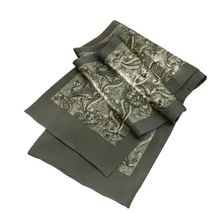 Elegante bufanda de seda de morera verde oliva para hombre con estampado de cachemira