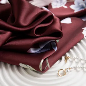 Eleganter seidenner Schal in Ziegelrot mit Blumenmuster und luxuriösem Satinglanz