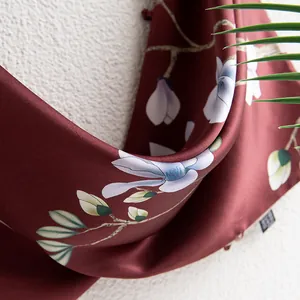 Luxuriöser seidenschal in ziegelrot mit elegantem magnolien blumendruck für damen