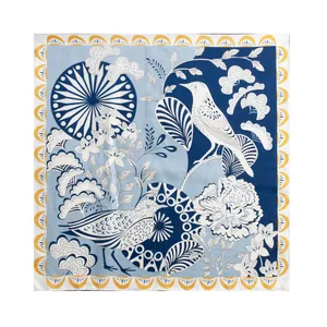 Elegante foulard quadrato in seta di gelso con stampa artistica di uccelli e motivi floreali.
