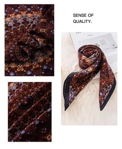 Gros plan sur l'imprimé kaléidoscopique rétro d'un élégant foulard en imitation soie