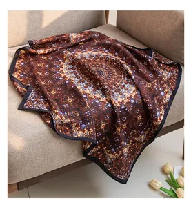 Élégant foulard en soie imprimé présentant un motif floral de mandala vintage complexe
