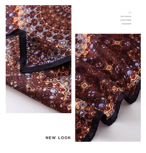 Gros plan d'un foulard en faux soie imprimé rétro montrant la texture douce du tissu