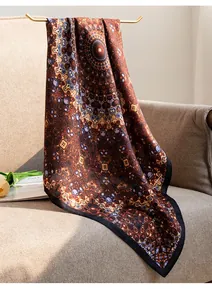 Foulard élégant en simili soie avec imprimé mandala rétro drapé sur un canapé chic