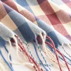 Écharpe à carreaux douce avec franges en bleu et rouge pour la chaleur hivernale et le style.
