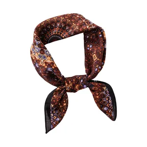 Petit foulard élégant en simili soie imprimé avec un motif mandala géométrique chic