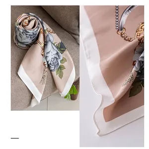 Elegante pañuelo de seda con estampado floral y de cadenas para mujer en beige y azul.