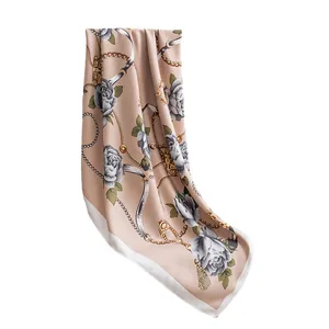 Elegante pañuelo de seda sintética con estampado floral y cadena para mujer