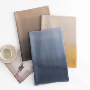 Sciarpe eleganti sfumate in blu, marrone e giallo per la stagione autunno e inverno