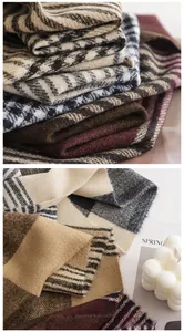 Dettaglio della morbida trama e dei vari motivi scozzesi delle sciarpe in cashmere