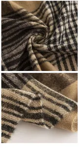 Primo piano di sciarpa in finto cashmere con trama a quadri e dettagli sfrangiati